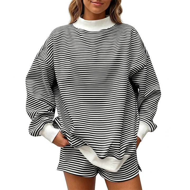 Loose, casual striped tracksuit with an oversized neckline