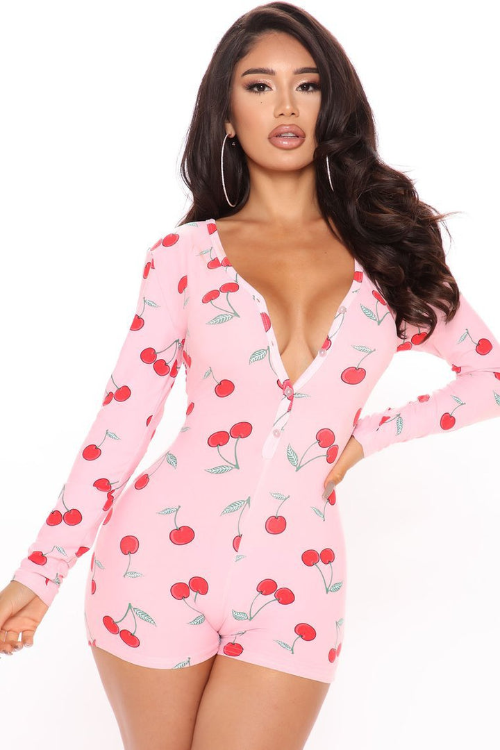 Trendy long-sleeved jumpsuit with exposed buttocks.