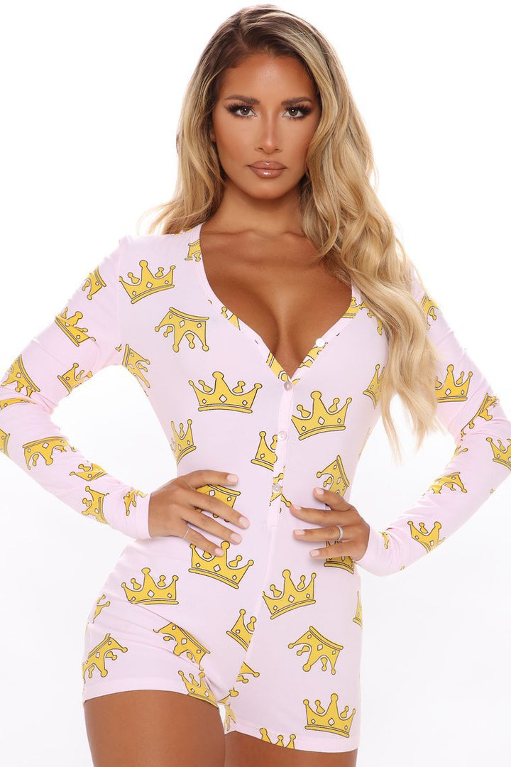 Trendy long-sleeved jumpsuit with exposed buttocks.