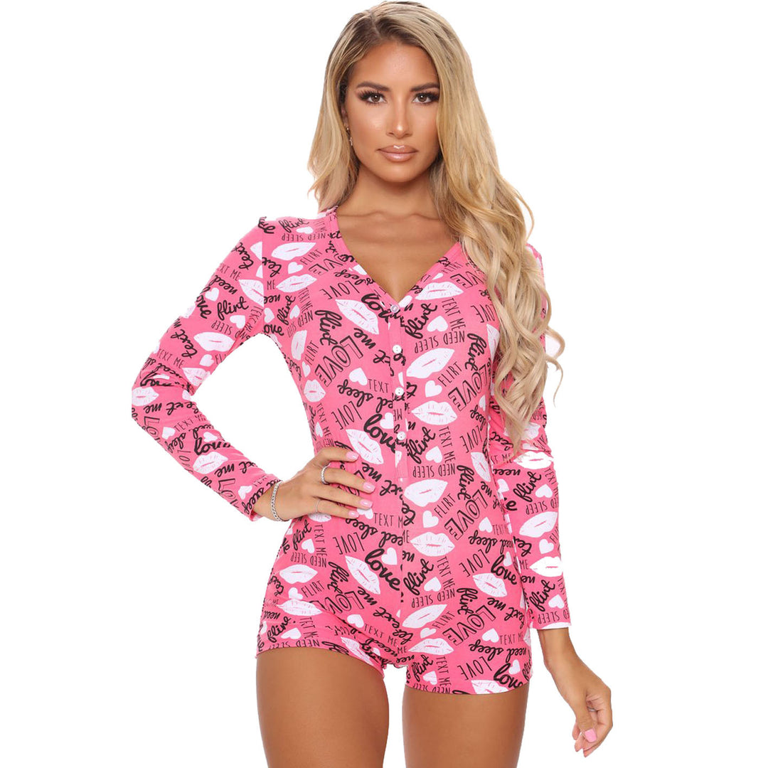 Trendy long-sleeved jumpsuit with exposed buttocks.