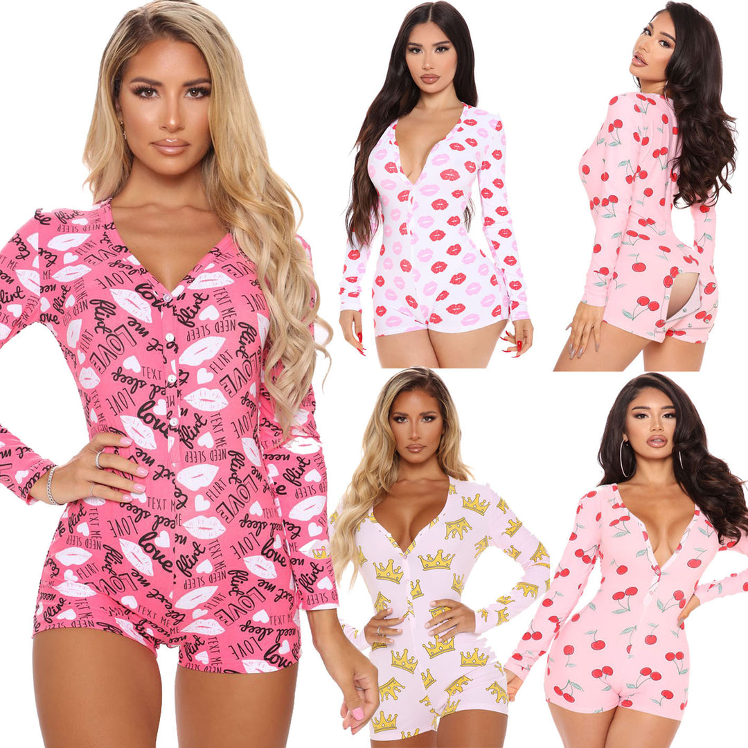 Trendy long-sleeved jumpsuit with exposed buttocks.