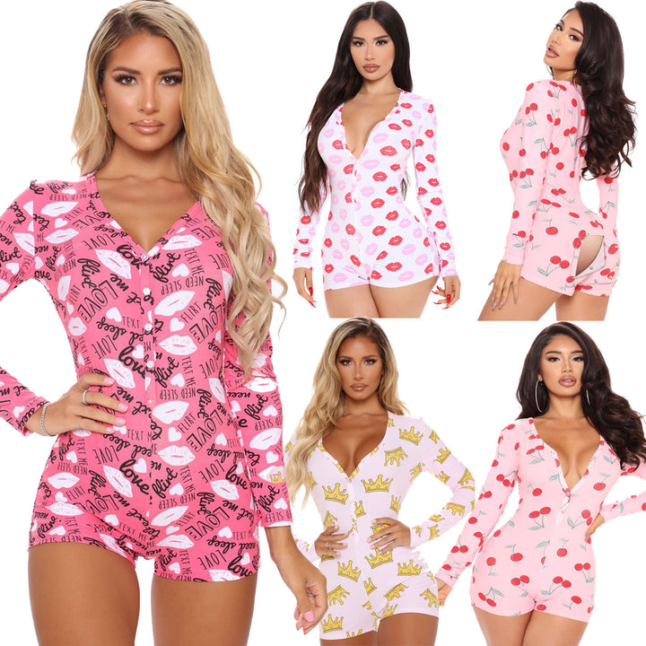 Trendy long-sleeved jumpsuit with exposed buttocks.