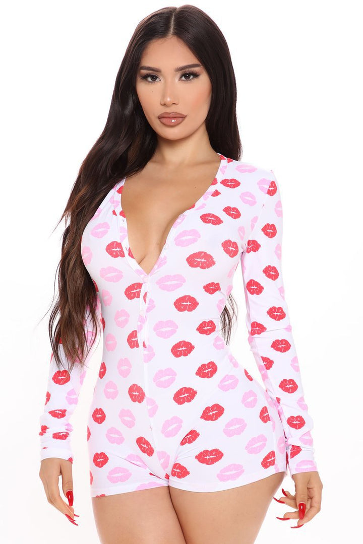 Trendy long-sleeved jumpsuit with exposed buttocks.