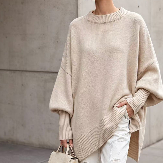 Loose-fitting, solid-color, crew-neck knit top for autumn and winter.