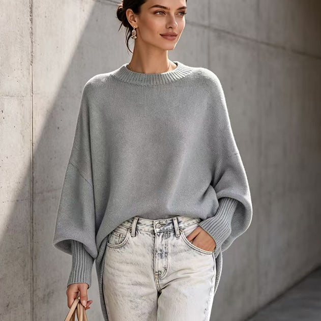 Loose-fitting, solid-color, crew-neck knit top for autumn and winter.
