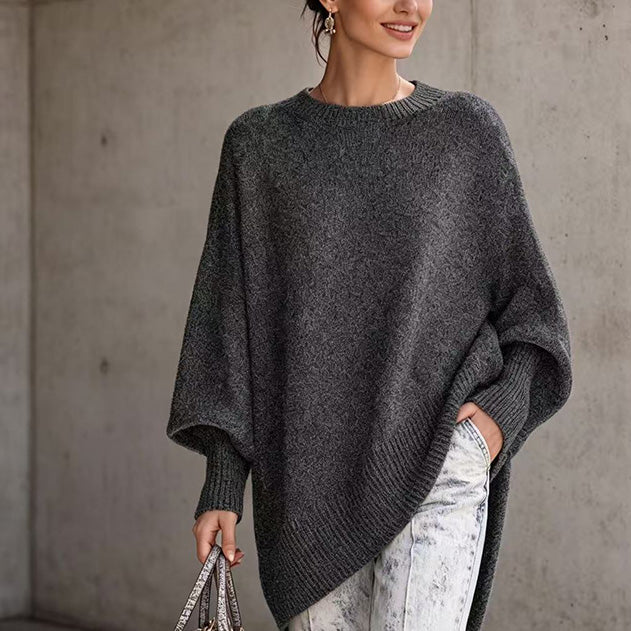 Loose-fitting, solid-color, crew-neck knit top for autumn and winter.